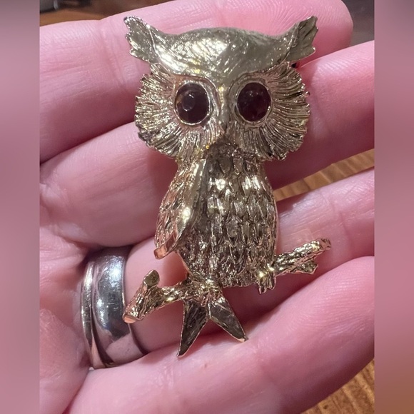 Vintage Gerry’s Owl Gold Tone Brooch Pin with Red Rhinestone Eyes - Picture 3 of 9